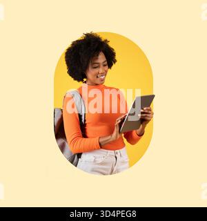 Junge Frau mit Tablet in hellem Ambiente mit fröhlichem Ausdruck und stilvollem Outfit Stockfoto