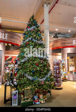 Barnes & Noble Booksellers am Union Square bietet eine große Auswahl an Merchandise, New York City, USA 2025 Stockfoto