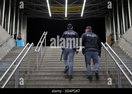 Neapel, Italien - 7. November 2025: Zwei uniformierte Polizeibeamte steigen die Treppe hinauf, die vor dem Hauptbahnhof führt und patrouillieren in verschiedenen Bereichen Stockfoto