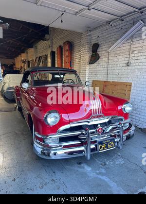 Rotes Pontiac Cabrio aus den 1950er Jahren in der Werkstatt für Autopolster, Kalifornien Stockfoto