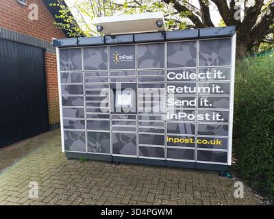 Paketschließfach im Freien für Abholung und Rücksendung per Selbstbedienung. London, UK, 13. April 2024 Stockfoto