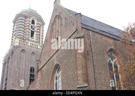 De Peperbus oder der Pfeffertopf des Turms unserer Lieben Frau mit der Basilika unserer Lieben Frau in Zwolle, Niederlande Stockfoto