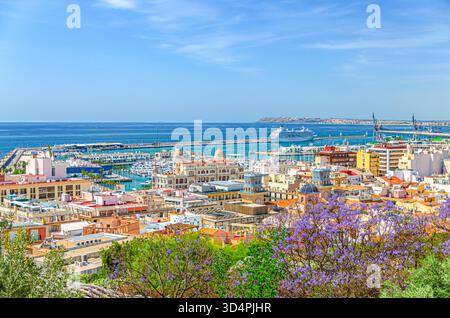 Panoramablick auf die Altstadt von Alicante mit Häusern und Gebäuden, Panorama auf das historische Zentrum von Alicante, Hafen von Alicante mit Bootstour Stockfoto