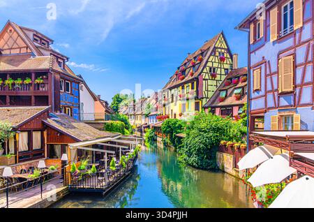 Little Venice la Petite Venise in der Altstadt von Colmar Altstadt mit alten bunten Häusern mittelalterliche Gebäude am Ufer des Lauch Kanals in Summe Stockfoto