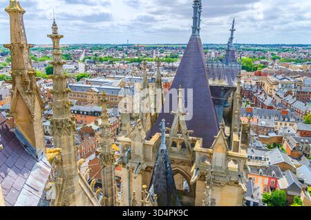 Aus der Vogelperspektive von der Spitze der Kathedrale von Amiens mit dem fleche-Turm und dem Panorama auf das alte historische Stadtzentrum von Amiens und die Randbezirke, das Departement Somme Stockfoto