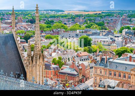 Aus der Vogelperspektive von der Spitze der Kathedrale von Amiens mit Dach, fleche-Turm und Panorama auf das alte historische Stadtzentrum von Amiens und die Randbezirke, Somme depa Stockfoto