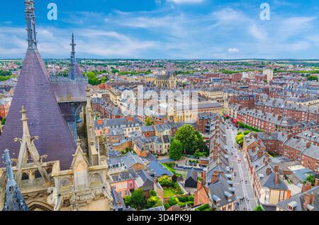 Aus der Vogelperspektive von der Spitze der Kathedrale von Amiens mit dem fleche-Turm und dem Panorama auf das alte historische Stadtzentrum von Amiens und die Randbezirke, das Departement Somme Stockfoto