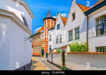 Beguinage Courtrai von Saint-Elisabeth, Begijnhof van Kortrijk mit weißen Häusern und Sint-Annazaal Museum auf schmaler Pflastersteinstraße in Kortrijk Cit Stockfoto