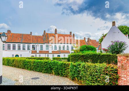 Beguinage Courtrai von Saint-Elisabeth, Begijnhof van Kortrijk mit weißen Häusern, Kopfsteinpflasterweg, historisches Zentrum von Kortrijk, flämische Beguinages Stockfoto