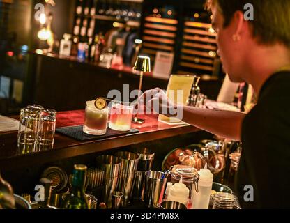 Berlin, Deutschland. November 2025. Cocktails werden bei der Eröffnung der ersten Ausgabe der Berlin Cocktail Week in der Bar Gleisweise gemischt. Die erste Berlin Cocktail Week findet vom 14. Bis 23. November statt. Cocktailliebhaber können in 25 ausgewählten Bars der Hauptstadt kreative Getränke zum Standardpreis von 8 Euro genießen. Quelle: Jens Kalaene/dpa/Alamy Live News Stockfoto