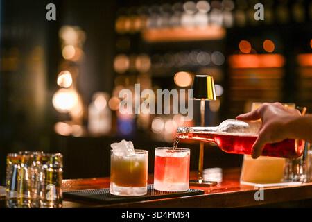 Berlin, Deutschland. November 2025. Cocktails werden bei der Eröffnung der ersten Ausgabe der Berlin Cocktail Week in der Bar Gleisweise gemischt. Die erste Berlin Cocktail Week findet vom 14. Bis 23. November statt. Cocktailliebhaber können in 25 ausgewählten Bars der Hauptstadt kreative Getränke zum Standardpreis von 8 Euro genießen. Quelle: Jens Kalaene/dpa/Alamy Live News Stockfoto