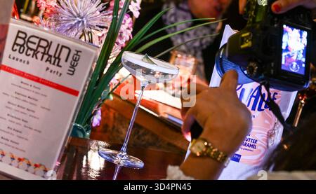 Berlin, Deutschland. November 2025. Cocktails werden bei der Eröffnung der ersten Ausgabe der Berlin Cocktail Week in der Bar Gleisweise fotografiert. Die erste Berlin Cocktail Week findet vom 14. Bis 23. November statt. Cocktailliebhaber können in 25 ausgewählten Bars der Hauptstadt kreative Getränke zum Standardpreis von 8 Euro genießen. Quelle: Jens Kalaene/dpa/Alamy Live News Stockfoto