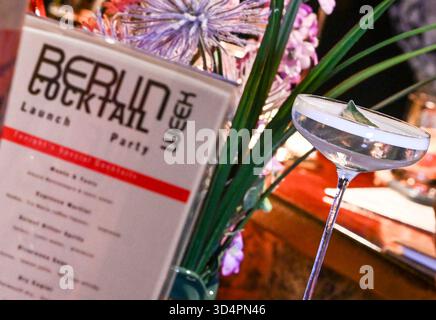 Berlin, Deutschland. November 2025. Ein Cocktail wird zur Eröffnung der ersten Ausgabe der Berlin Cocktail Week in der Bar Gleisweise serviert. Die erste Berlin Cocktail Week findet vom 14. Bis 23. November statt. Cocktailliebhaber können in 25 ausgewählten Bars der Hauptstadt kreative Getränke zum Standardpreis von 8 Euro genießen. Quelle: Jens Kalaene/dpa/Alamy Live News Stockfoto