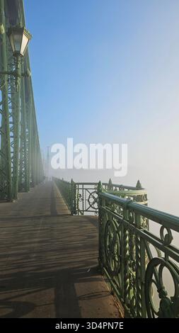 Liberty Bridge in Budapest, Ungarn an einem nebeligen, aber sonnigen Herbstmorgen über der Donau Stockfoto
