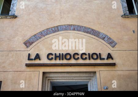 Montepulciano, Italien - 11. Juli 2025: Das Schild für La Chiocciola Kinderkostüm in Montepulciano Stockfoto