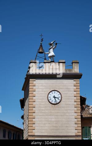 Montepulciano, Italien - 11. Juli 2025: Die Glockenstatue des Pulcinellas-Turms in Montepulciano Stockfoto