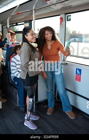 Verschiedene Freunde machen Selfie im öffentlichen Bus Stockfoto