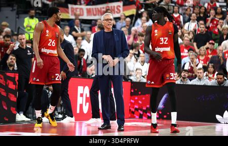 Gordon Herbert, Head Coach des FC Bayern München Wenyen Gabriel, #32 des FC Bayern München Spencer Dinwiddie, #26 des FC Bayern München FC Bayern MŸnchen Virtus Bologna Basketball EuroLeague reguläre Saison Spiel der 8. Runde zwischen dem FC Bayern München und Virtus Bologna im SAP Garden am 30. Oktober 2025 in München. © diebilderwelt / Alamy Stock Stockfoto