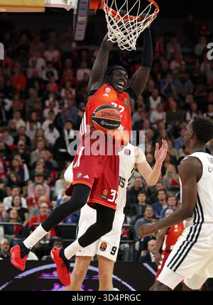 Wenyen Gabriel, #32 des FC Bayern München FC Bayern MŸnchen Virtus Bologna Basketball EuroLeague reguläre Saison Spiel der 8. Runde zwischen dem FC Bayern München und Virtus Bologna im SAP Garden am 30. Oktober 2025 in München. © diebilderwelt / Alamy Stock Stockfoto