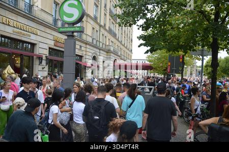 Berlin, Deutschland - 21. September 2025 - während des Berlin-Marathons versammelte sich die Menschenmenge in der Nähe des S-Bahnhofs vor dem Adlon Hotel. (Foto: Markku Rainer Peltonen) Stockfoto
