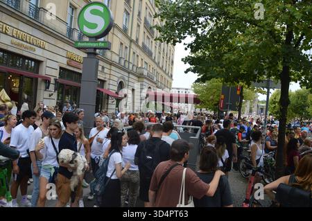 Berlin, Deutschland - 21. September 2025 - während des Berlin-Marathons versammelte sich die Menschenmenge in der Nähe des S-Bahnhofs vor dem Adlon Hotel. (Foto: Markku Rainer Peltonen) Stockfoto