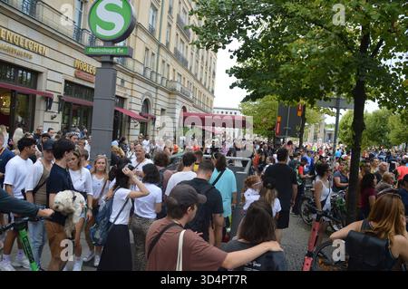Berlin, Deutschland - 21. September 2025 - während des Berlin-Marathons versammelte sich die Menschenmenge in der Nähe des S-Bahnhofs vor dem Adlon Hotel. (Foto: Markku Rainer Peltonen) Stockfoto