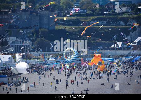 Dieppe, Normandie, Frankreich - 21. September 2025. Verschiedene Drachen erfüllen den Himmel über dem Strand für das Dieppe International Kite Festival. Stockfoto