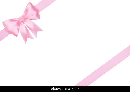 Rosafarbene Schleife und Farbband isoliert auf weißem Hintergrund, Schnittpfad enthalten Stockfoto