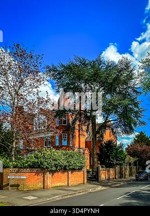 London, Großbritannien, 16. April 2025, Blick auf das Gebäude aus roten Ziegeln in Wimbledon Village Stockfoto