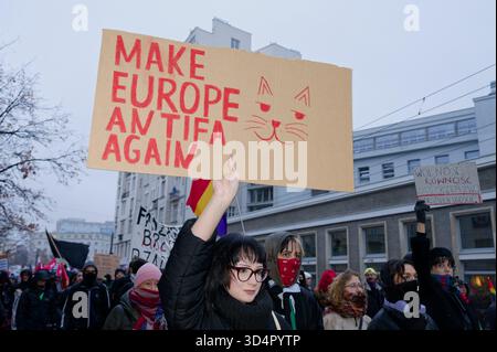 Person mit einem Schild „Make Europe Antifa again“ während des antifaschistischen marsches am unabhängigkeitstag Polens. Stockfoto