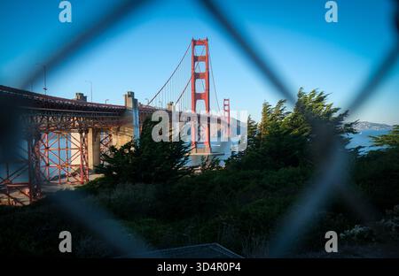 San Francisco, USA - 18. Oktober 2025 - die Golden Gate Bridge in San Francisco, die die Bucht bis Sausalito überspannt. Von einem Sicherheitszaun aus gesehen. Stockfoto