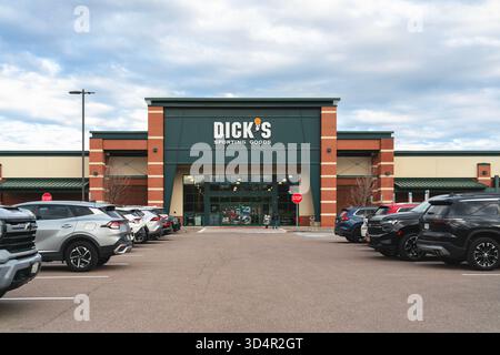DeWitt, NY – 8. November 2025: DICK’s Sporting Goods ist ein nationaler Einzelhändler, der Sportausrüstung, Bekleidung und Dienstleistungen in Verkaufsräumen an mehr als 700 US-amerikanischen Standorten anbietet Stockfoto