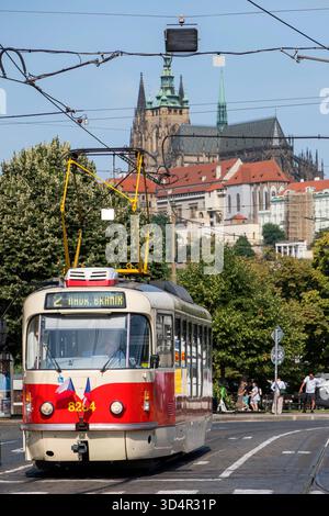 Straßenbahn und Prager Dom, Tschechische Republik Stockfoto