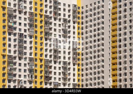 Modernes mehrstöckiges Wohngebäude mit einer scharfen Eckfassade bei Tageslicht. Stockfoto