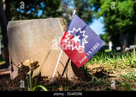 Marietta, GA, USA. Juni 2025. Auf dem Grab eines Sklaven auf dem Marietta Confederate Cemetery, Georgia, steht eine Flagge des Juneteenth, die die Freiheit und die 3.000 Soldaten aus 14 staaten ehrt, die in Schlachten wie Chickamauga und Kennesaw verloren gegangen sind. (Kreditbild: © Walter G. Arce Sr./ASP via ZUMA Press Wire) NUR REDAKTIONELLE VERWENDUNG! Nicht für kommerzielle ZWECKE! Stockfoto