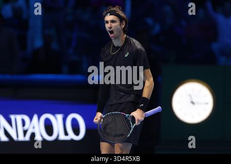 Turin, Italien. November 2025. Lorenzo Musetti aus Italien feiert am dritten Tag des Nitto ATP World Tour Finals das Round Robin-Einzelspiel zwischen Lorenzo Musetti aus Italien und Alex de Minaur aus Australien. Quelle: Marco Canoniero/Alamy Live News Stockfoto