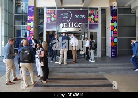 Kapstadt, Südafrika. November 2025. Besucher kommen am 11. November 2025 im Cape Town International Convention Center (CTICC) zum Africa Tech Festival 2025 in Kapstadt, Südafrika. Das Africa Tech Festival startete am Dienstag in Kapstadt, der Hauptstadt Südafrikas, und sammelte Innovatoren, Politiker und Investoren, um zu erkunden, wie Technologie eine integrativere digitale Zukunft für Afrika vorantreiben kann. Quelle: Shakirah Thebus/Xinhua/Alamy Live News Stockfoto