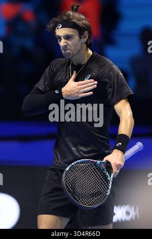 Turin, Italien. November 2025. Lorenzo Musetti aus Italien feiert am dritten Tag des Nitto ATP World Tour Finals das Round Robin-Einzelspiel zwischen Lorenzo Musetti aus Italien und Alex de Minaur aus Australien. Quelle: Marco Canoniero/Alamy Live News Stockfoto