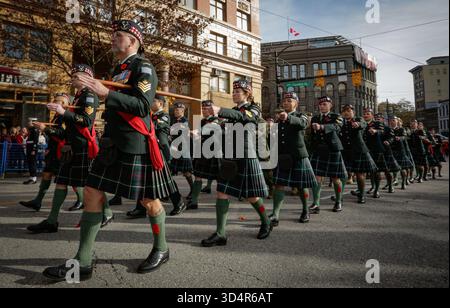 Vancouver, Kanada. November 2025. Kanadische Soldaten marschieren während einer Gedenkfeier in Vancouver, British Columbia, Kanada, 11. November 2025. Quelle: Liang Sen/Xinhua/Alamy Live News Stockfoto