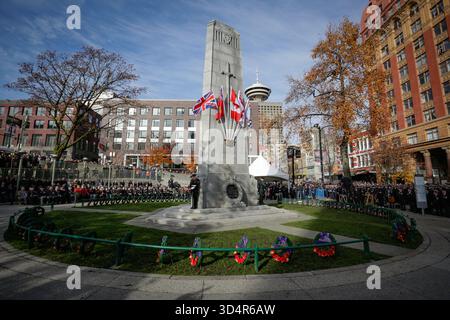Vancouver, Kanada. November 2025. Eine Gedenkfeier findet am 11. November 2025 im Victory Square Cenotaph in Vancouver, British Columbia, Kanada statt. Quelle: Liang Sen/Xinhua/Alamy Live News Stockfoto