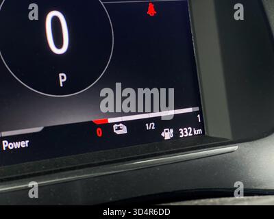 Nahaufnahme von einem Fahrersitz auf dem Schutt eines Elektroautos Stockfoto