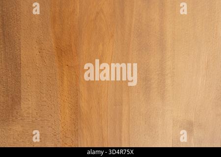 Die Schatten zwischen den Holzdielen erzeugen perfekte parallele Linien, die sich bis zur Unendlichkeit erstrecken und die lineare Perspektive betonen. Stockfoto