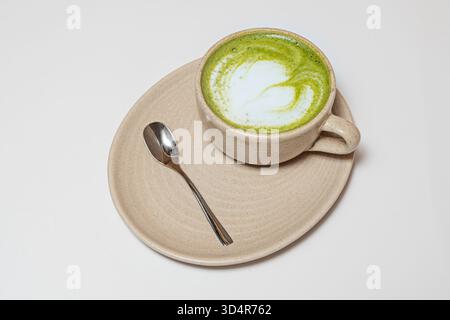 Mokka mit geschmolzener Schokolade, aufgeschäumter Milch und Schlagsahne in einer transparenten Tasse, die die kontrastfarbenen Schichten sichtbar macht. Stockfoto