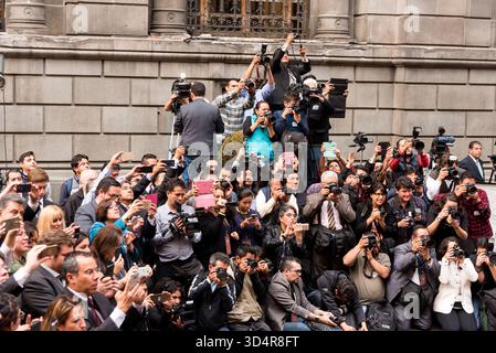 Eine Menge Fotografen bei einer politischen Veranstaltung. Stockfoto