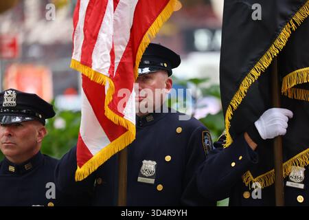 Die Honor Guard der NYPD hält ihre Position während einer Zeremonie im Madison Square Park in New York City am 11. November 2025. (Foto: Gordon Donovan) Stockfoto