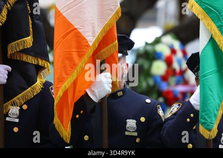Die Honor Guard der NYPD hält ihre Position während einer Zeremonie im Madison Square Park in New York City am 11. November 2025. (Foto: Gordon Donovan) Stockfoto
