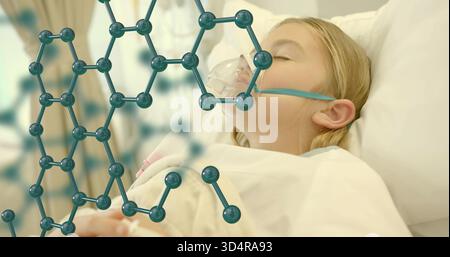 Liegendes Kind atmet durch Sauerstoffmaske im Krankenhausbett mit IV-Schlauch, molekulare Überlagerung Stockfoto