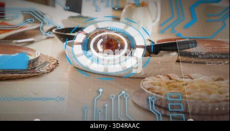 Mit Keramikbecher auf Untertasse am hölzernen Esstisch mit Gitterkuchen und HUD-Überzügen Stockfoto