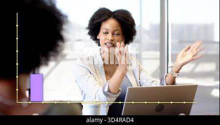 Führende Frau in leichtem Blazer beim Meeting mit Laptop, Kaffee, lila Bar und gelber Linie Stockfoto
