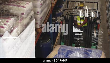 Gabelstaplerfahrer in Sicherheitsweste, Helmmanövrierpalette in der Lagergasse mit HUD, Kopierraum Stockfoto